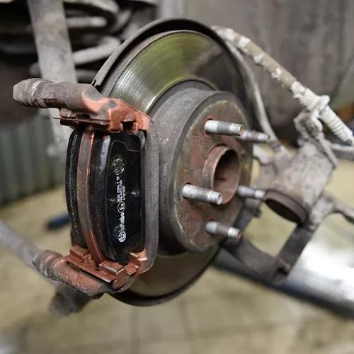 Замена передних тормозных дисков и колодок Opel Astra J