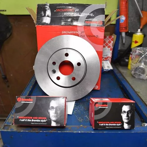 Замена передних тормозных дисков и колодок Opel Astra J