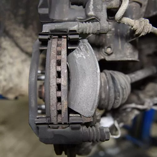 Замена передних тормозных дисков и колодок Opel Astra J