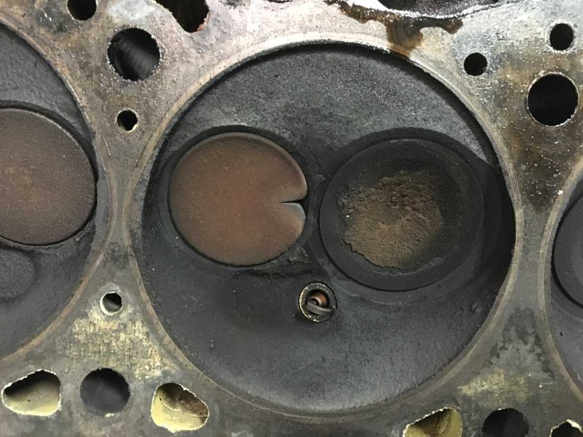 Машина гнет клапана. Зажаты 3 клапана ВАЗ 2210 8 клапанов. Гнутые клапана. Загнуло клапана. Погнуло клапана.
