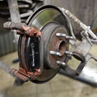 Замена передних тормозных дисков и колодок Opel Astra J