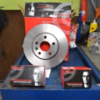 Замена передних тормозных дисков и колодок Opel Astra J