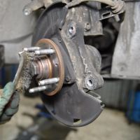 Замена передних тормозных дисков и колодок Opel Astra J