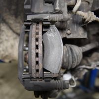 Замена передних тормозных дисков и колодок Opel Astra J