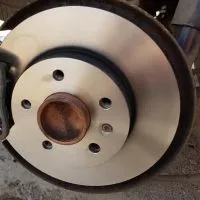 Замена задних тормозных колодок и дисков Opel Zafira B